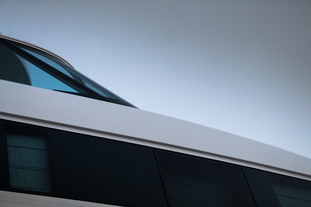 Lekkie materiały motoryzacyjne: jakie są najlepsze?